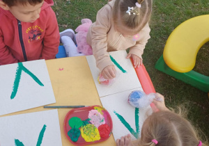 Dzieci malują na dworze