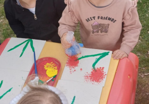 Dzieci malują na dworze