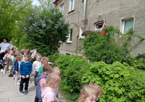 Dzieci z grupy trzeciej odnalazły flagę na bloku
