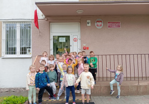 Dzieci z grupy trzeciej przed przedszkolem