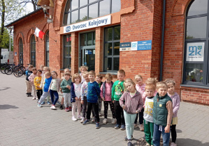 Dzieci z grupy trzeciej przed dworcem PKP