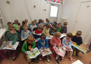 Dzieci przeglądają książki biblioteczne