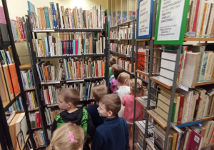 Przedszkolaki zwiedzają bibliotekę
