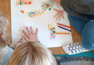 Dzieci szykują gry planszowe z rodzicami