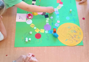 Dzieci szykują gry planszowe z rodzicami