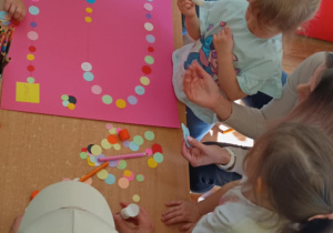 Dzieci szykują gry planszowe z rodzicami