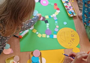 Dzieci szykują gry planszowe z rodzicami