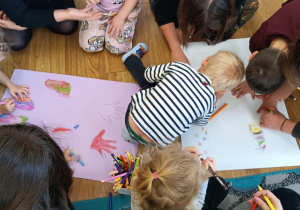 Dzieci szykują gry planszowe z rodzicami