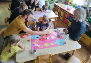 Dzieci wykonują grę z rodzicami