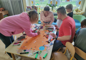 Dzieci wykonują grę z rodzicami