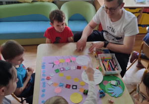 Dzieci wykonują grę z rodzicami