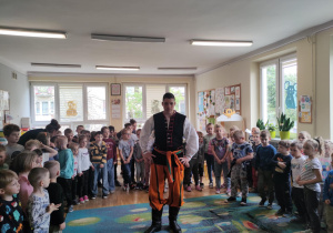 Dzieci patrzą na tancerza Bychlewianki