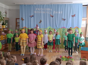 Przedstawienie grupy IV "Dzieci dzieciom"