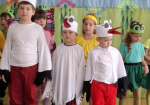 Chłopcy przebrani za bociany
