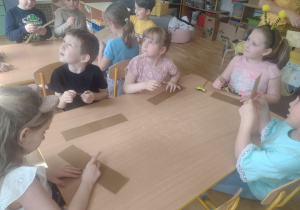 Dzieci wykonują świece z wosku