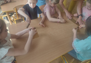 Dzieci wykonują świece z wosku