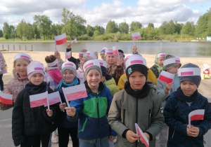 Dzieci z grupy Myszek z flagami Polski