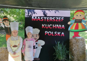 Dziewczynki na ściance z napisem Masterszef Kuchnia Polska