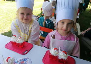 Dziewczynki z deserami