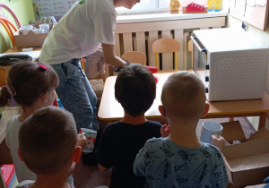 Dzieci oglądają jak się wypala kubki