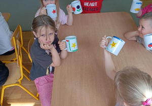 Dzieci malują kubki
