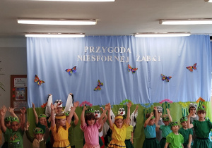 Dzieci podczas śpiewania piosenki