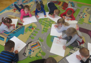 dzieci z grupy I wykonują zadanie malowanie według kodu numeru alarmowego