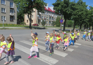 dzieci z grupy I podczas przechodzenia przez przejście dla pieszych