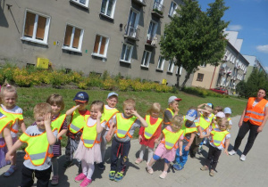 dzieci z grupy I podczas spaceru