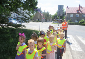 dzieci z grupy I uczą się bezpiecznego poruszania podczas spaceru