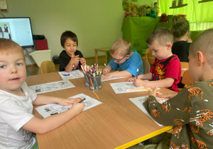 Dzieci z grupy III podczas kolorowania