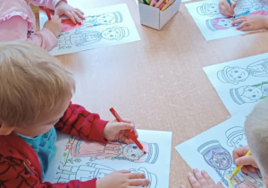 Dzieci z grupy I podczas kolorowania