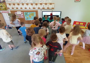 Dzieci z grupy III podczas tańczenia
