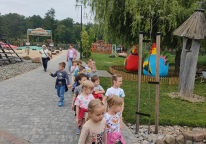Dzieci podczas spaceru