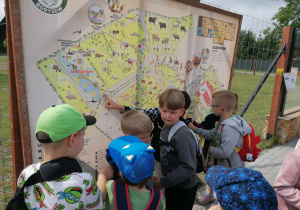 Dzieci stoją przed mapą Zoo Borysew