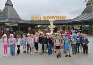 Dzieci stoją przed wejściem do Zoo Borysew