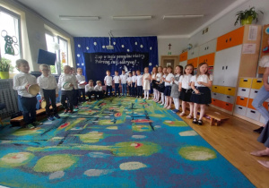 Dzieci śpiewają piosenkę i grają na instrumentach