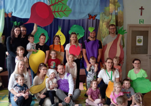 Rodzice, którzy wzięli udział w przedstawieniu ze swoimi dziećmi