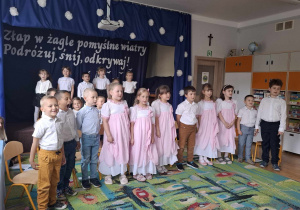 Przedszkolaki śpiewają piosenkę