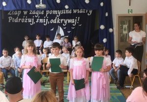 Dzieci podczas przywitania gości