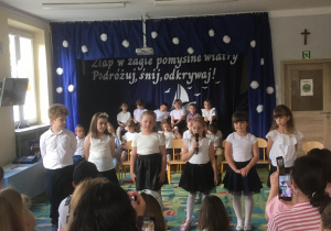 Dzieci podczas recytowania wierszy