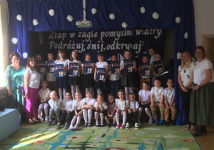 Dzieci z grupy czwartej z nauczycielkami