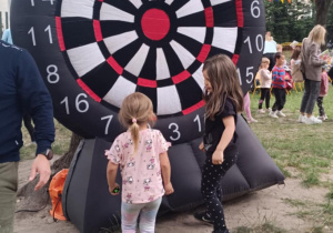 Dzieci podczas zabawy rzutkami