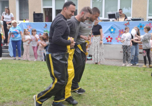 Wyścigi tatusiów w spodniach dla trzech osób