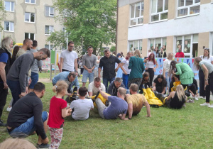 Wyścigi rodziców w dużych spodniach dla trzech osób