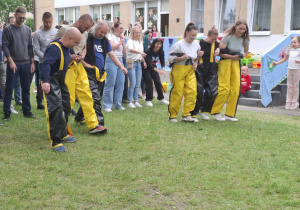 Wyścigi rodziców w dużych spodniach dla trzech osób