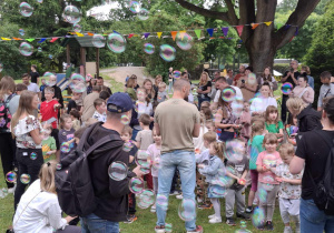 Dzieci razem z rodzicami przygotowują się do wyrzucenia proszków holi