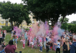 Wyrzucenie proszków holi w górę