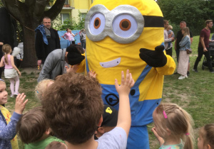Dzieci przybijają piątki z Minionkiem