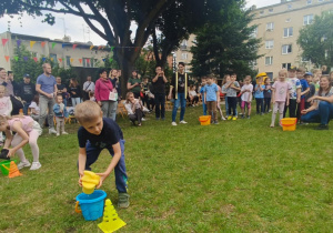 Wyścigi z wyciskania wody z gąbek